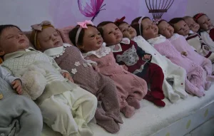 Habiller son bébé reborn : pourquoi ce geste de soin développe vraiment l'enfant