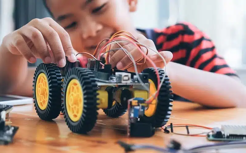 Pourquoi les jouets STEM favorisent l’apprentissage des jeunes enfants